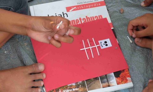 Gelak Tawa di Lapak Baca Lentera Jingga