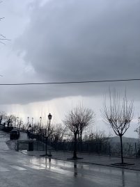 Hujan rintik-rintik, langit tidak bersahabat!