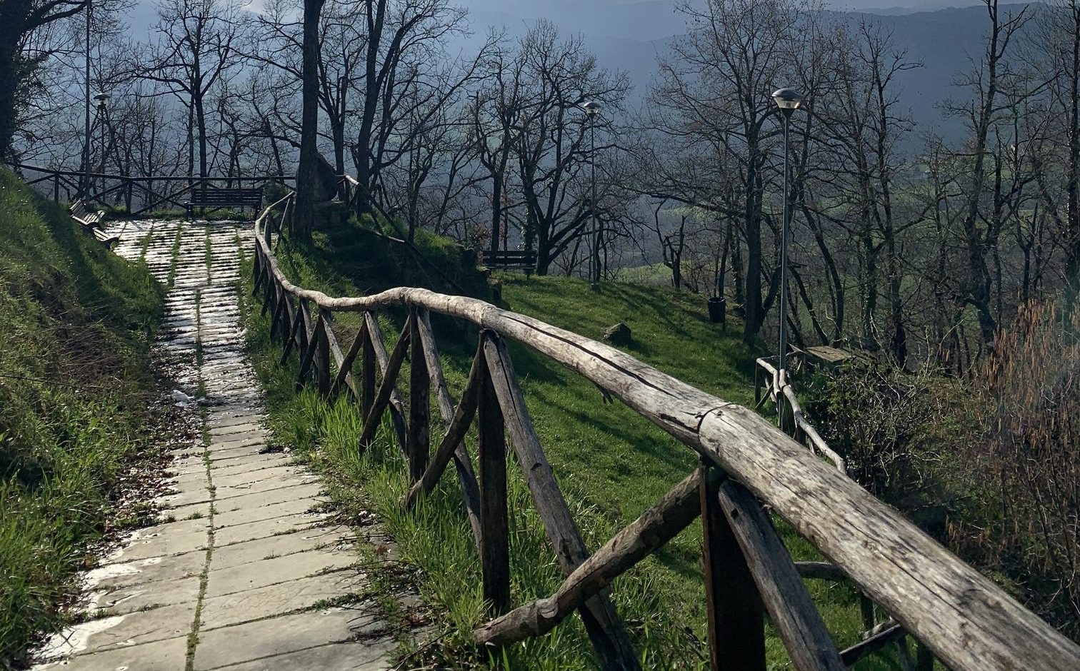 Maksud Hati Bersenang-Senang, Alih-Alih Tersesat